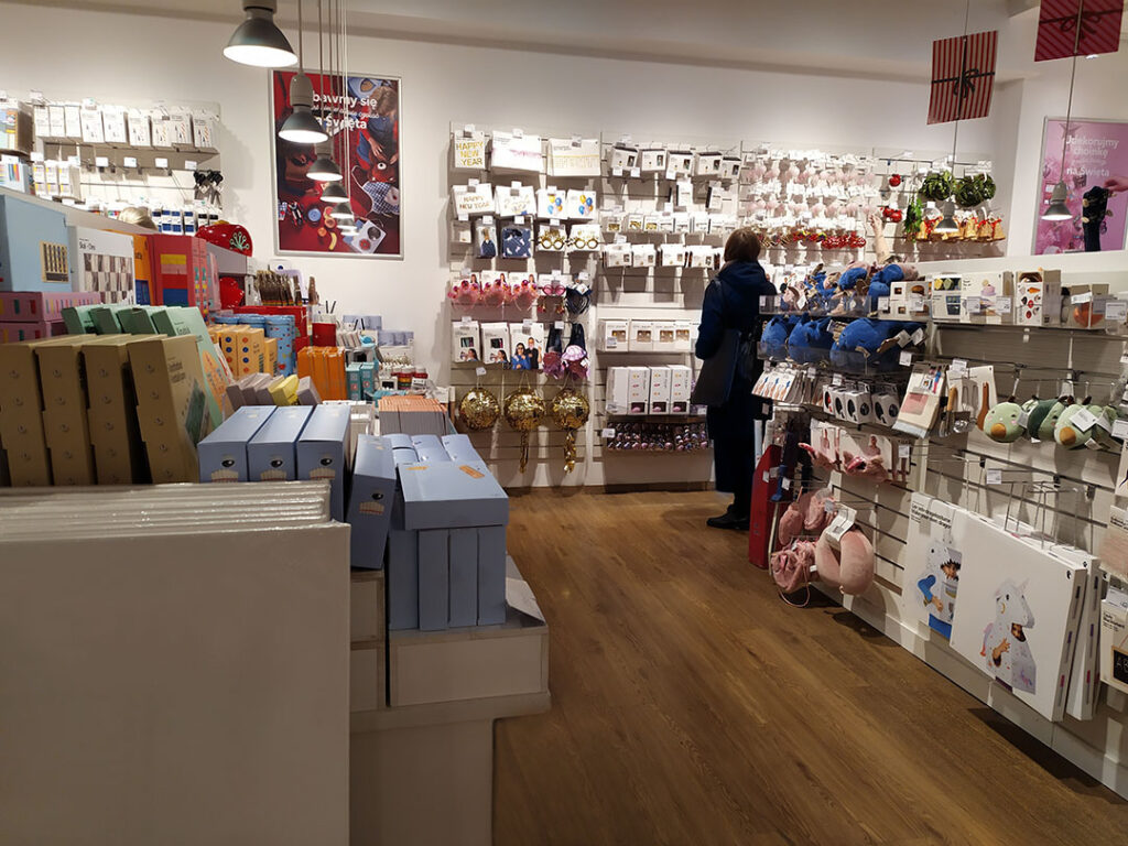 wyposażenie sklepów produkty do zawieszania i przyklejania